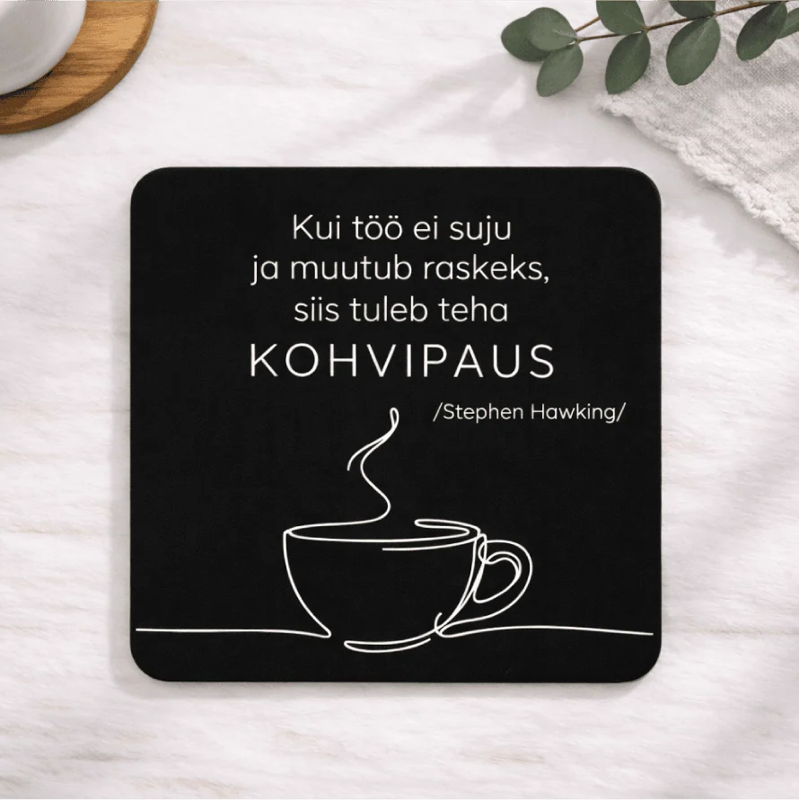 Tume taustaga kohvipausi tsitaat ja kohvitass, minimalistlik disain.