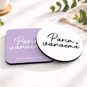 Kahe visiitkaardi ja sildi kujutis, millel on sõnad "Parim vanem" ja nimed Sandra, Susanna ja Saskia.