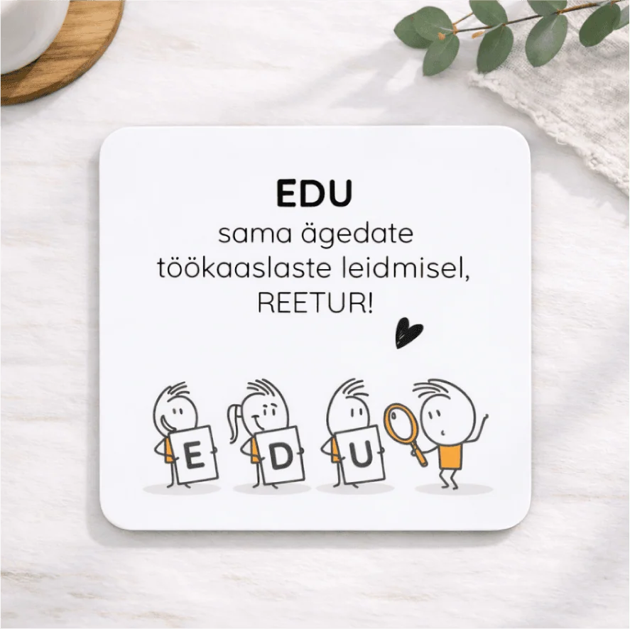 Õppejõud ja õpilased, kes õpivad koos, rõõmsad ja motiveeritud.