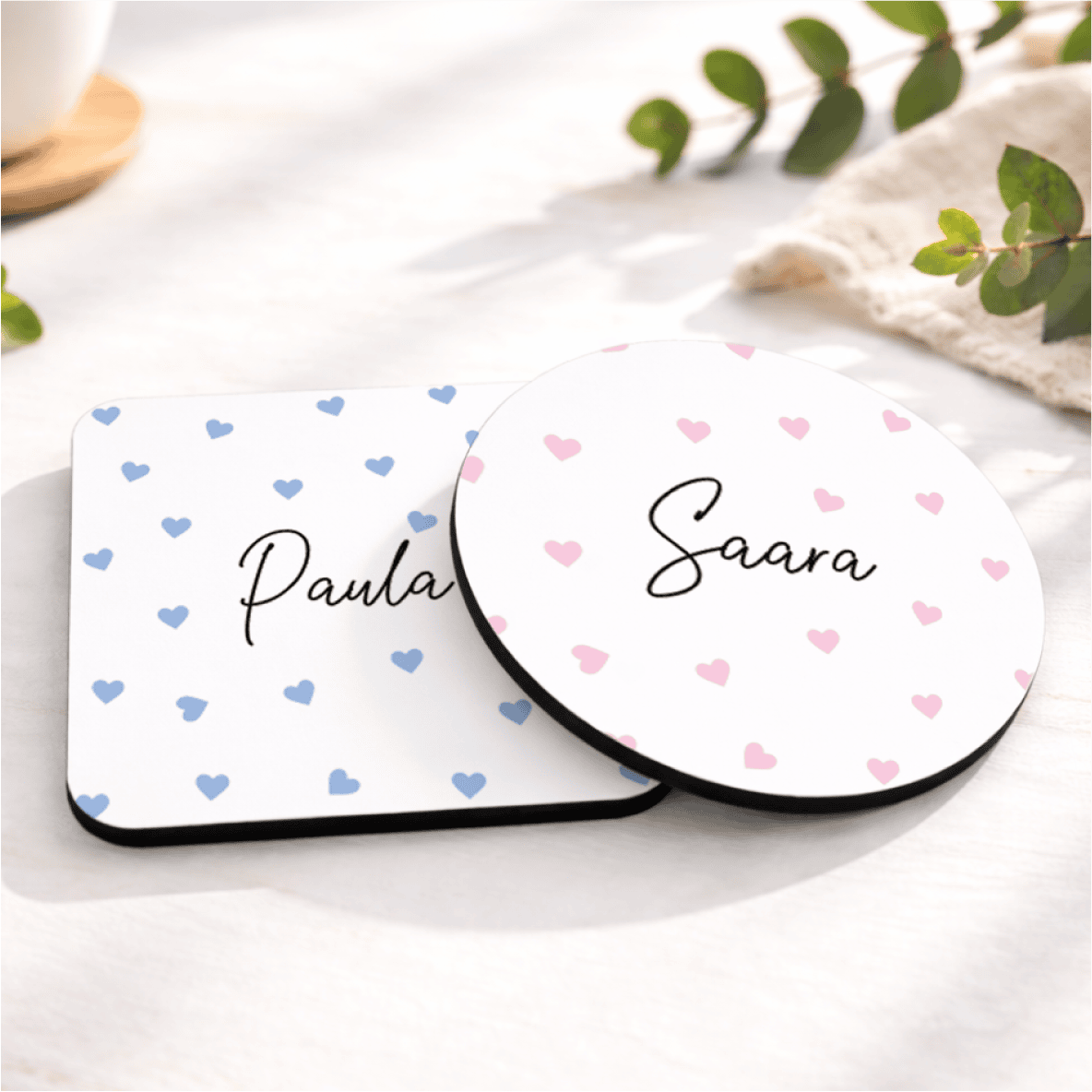 Kahe isiku nimed "Paula" ja "Saara" südamekujulistel märkidel, romantiline ja isikupärane kujundus.