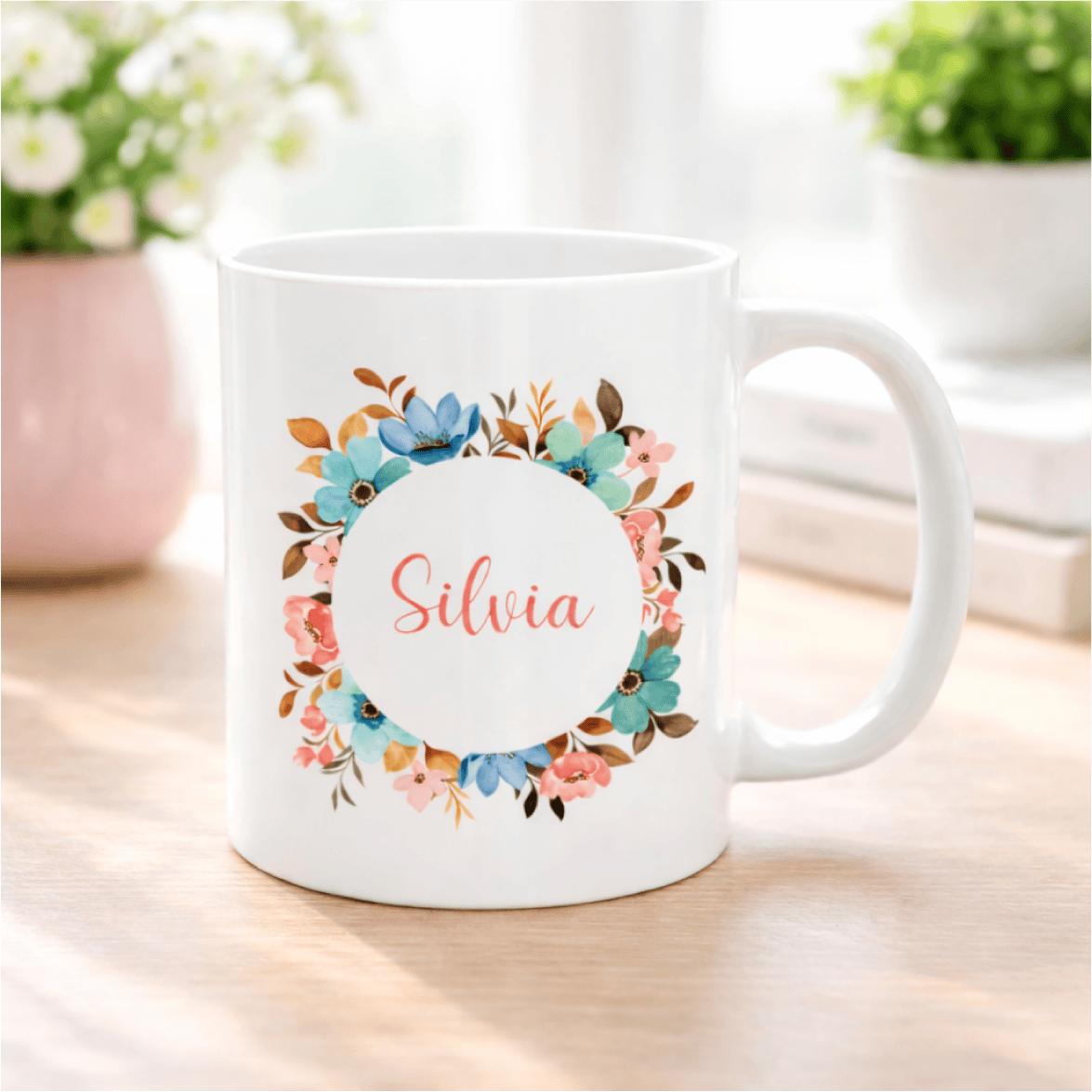 Valge kruus Silvia nime ja lillemustriga, ideaalne kingituseks.