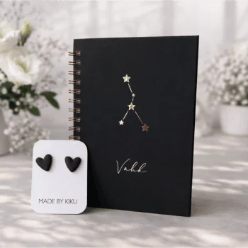 Fotokooli kalender ja südame kõrvarõngad, minimalistlik ja stiilne disain.
