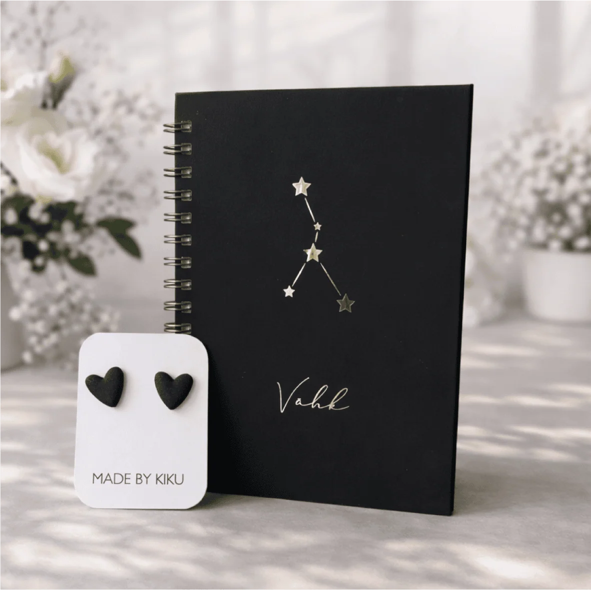 Fotokooli kalender ja südame kõrvarõngad, minimalistlik ja stiilne disain.
