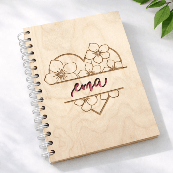 Puidust mälestusraamat koos lillede ja nimega "ema".