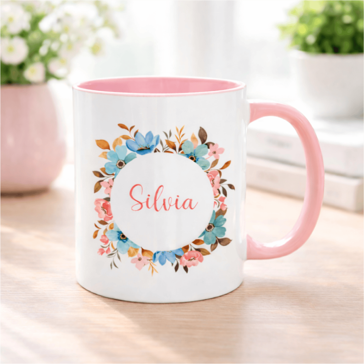 Personaliseeritud Silvia nimega lillemustriga kruus.
