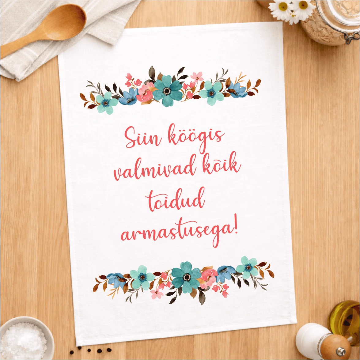 Dekoratiivne küünlajalga ja lilledega kaunistatud tekstiga laud.