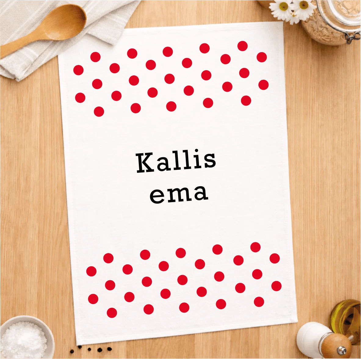 Käsitöö laudlina fotol, millel on punased täpid ja sõna "Kallis ema" keskosas.